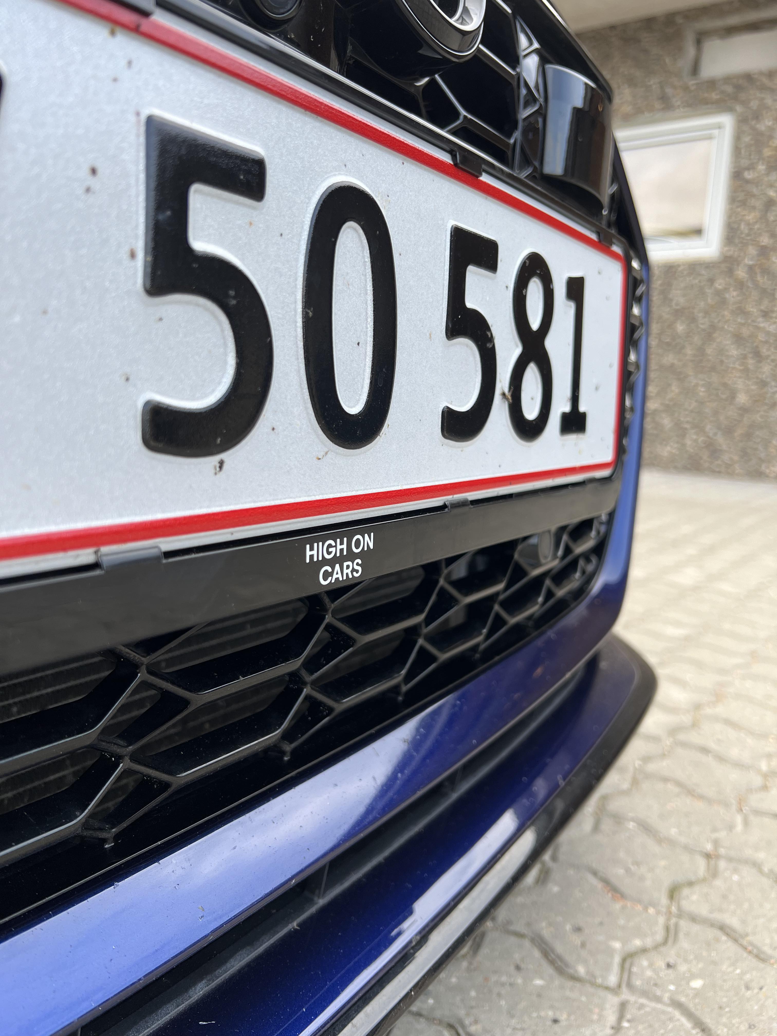 Nummerpladeramme - Lille High on Cars logo